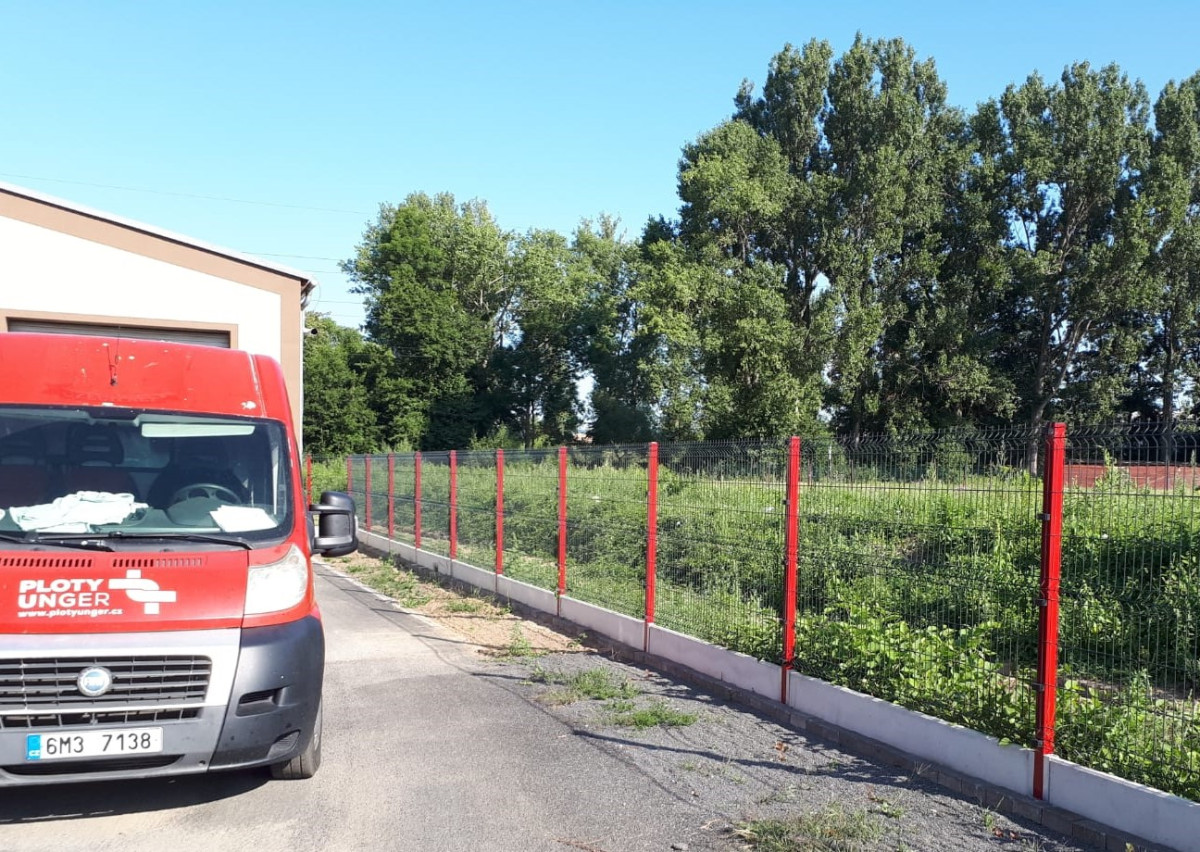 Šumperk, červenec 2019, 75bm svařované pletivo (Ral 7016), oranžové sloupky (RAL 2004) na PD.