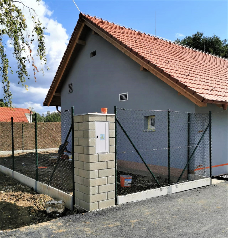 ČOV Oráčov, září 2022, pletivo IDEAL 180cm na PD, brána IDEAL 3037x1950