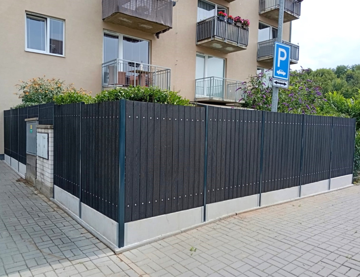 Hostivice, srpen 2025, WPC plotovky na PD