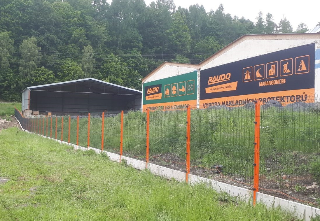Sobotín, RAUDO, květen 2019, 105m svařované panely na sloupky 60x60 (RAL2004).