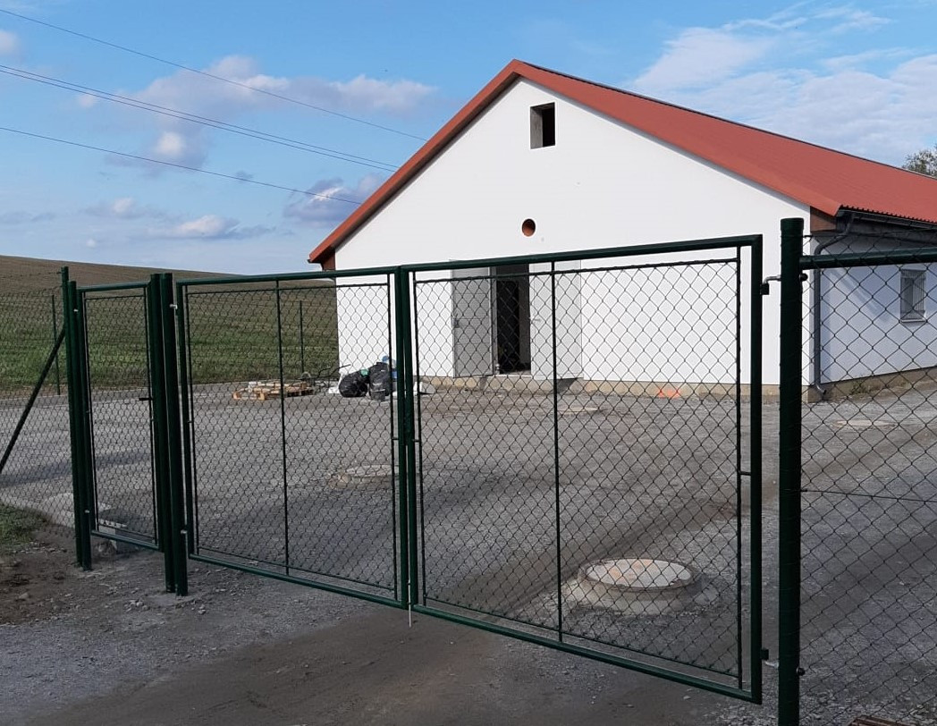 ČOV Netvořice, září 2019, 132m pletiva Kompakt, brána a branka Ideal, ostnatý drát.