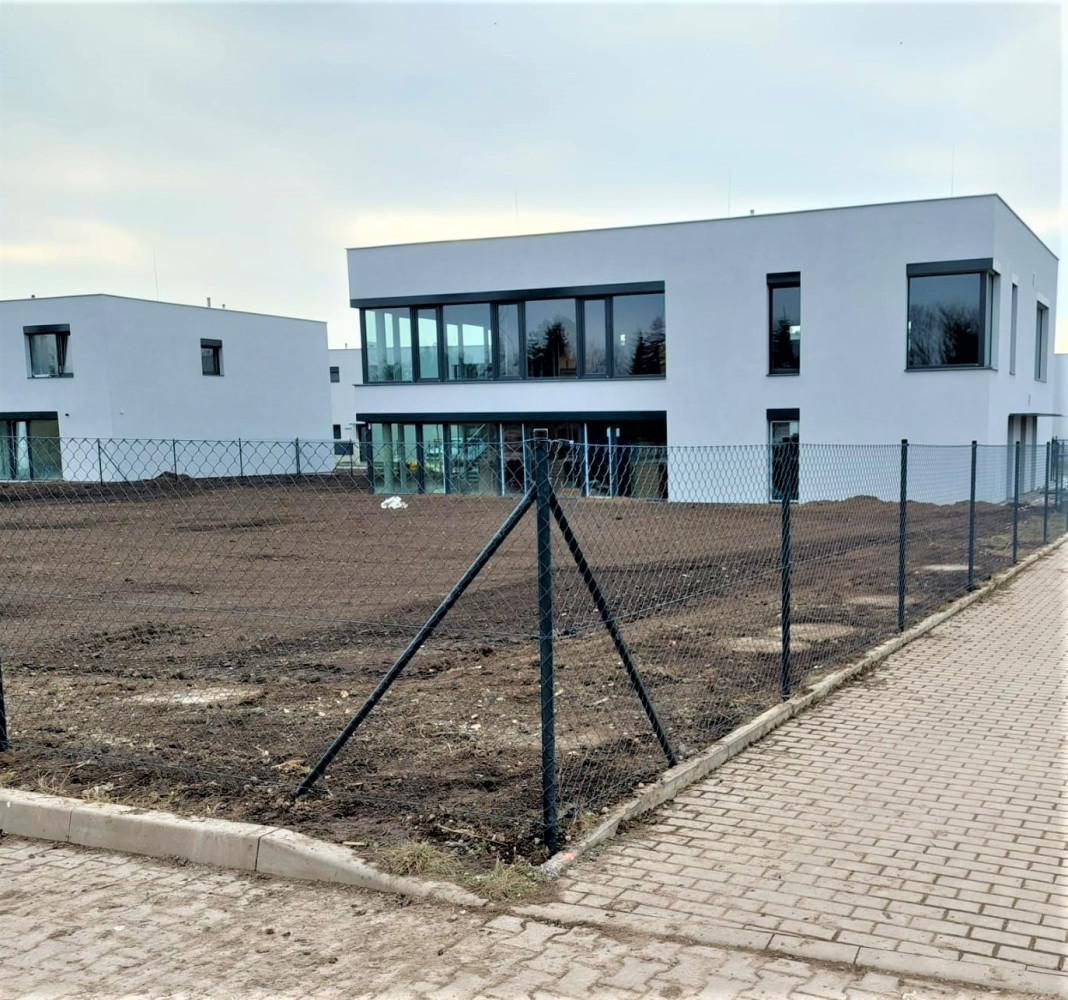 Obytný sektor Čakovice, únor 2023, 745bm pletivo + 27ks branka IDEAL, RAL 7016