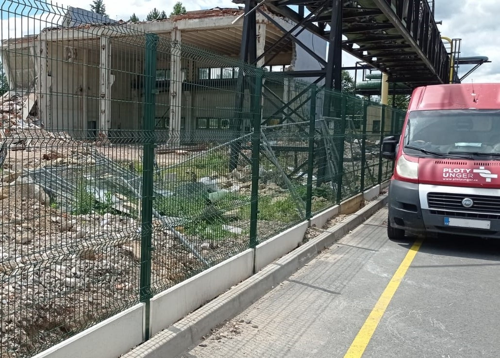 Mohelnice, Siemens, červenec 2021, svařované panely Classic 2500x2030mm na podhrabových deskách