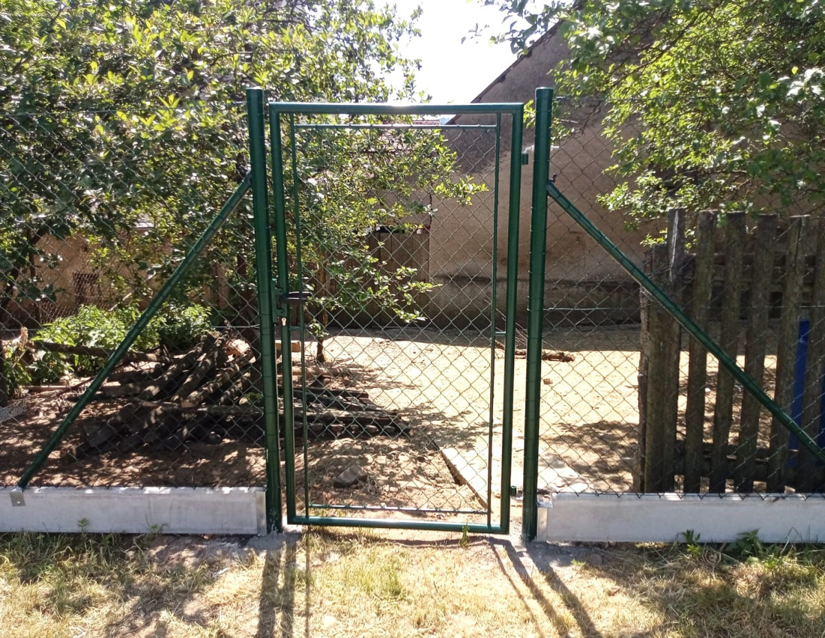 Nemile, červen 2023, pletivo Zn+PVC 160cm na PD, branka Ideal 175cm