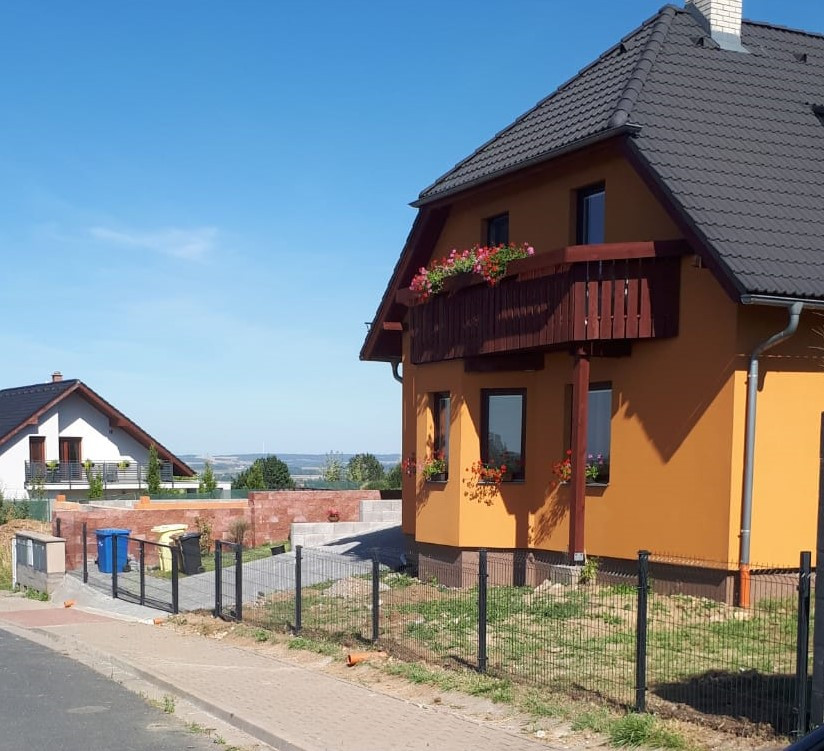 Červené Pečky, červenec 2020, panely Pilofor Light, brána a branka Pilofor Super, vše v antracitu