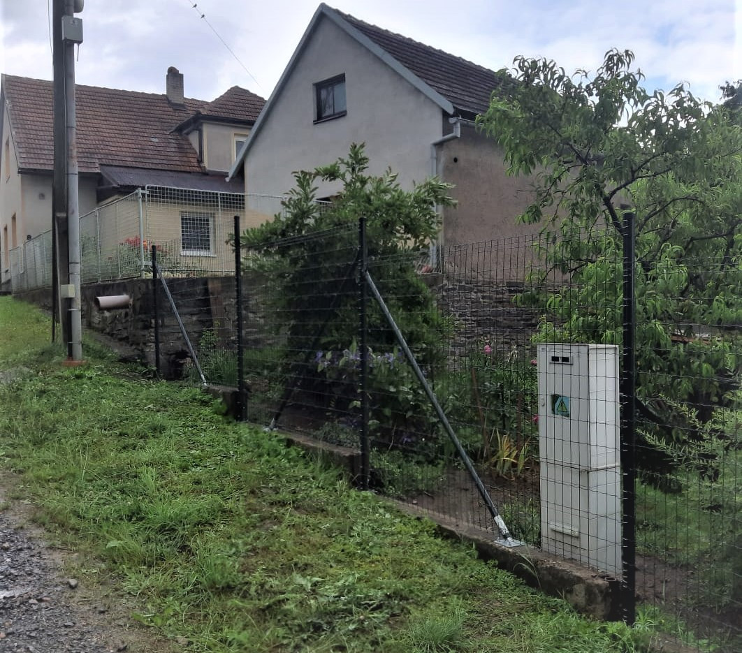 Semtěš, červenec 2021, svařovaná síť antracit kotvená na původní podezdívku