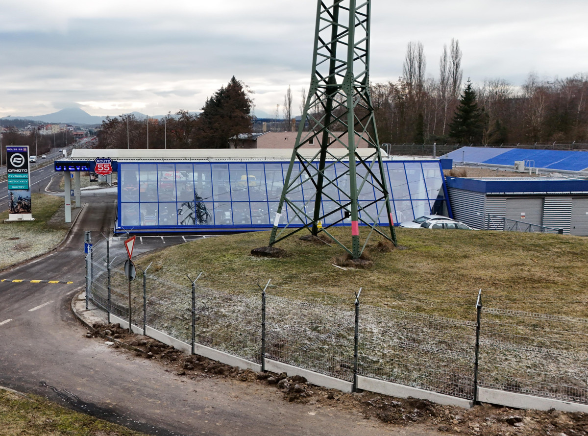 Teplice, leden 2024, svařovaný panel Classic na PD, zabezpečení ostnatým drátem