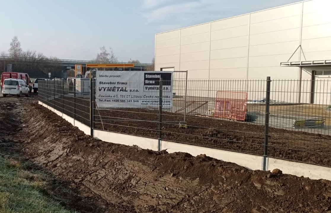 Nasobůrky, listopad 2020, 230bm panely Pilofor Super 2500x1430 v antracitu na PD