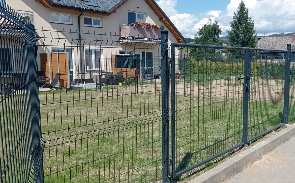 Šumperk, srpen 2021, svařované panely Pilofor Light 2500x1530, brána a branka Solid