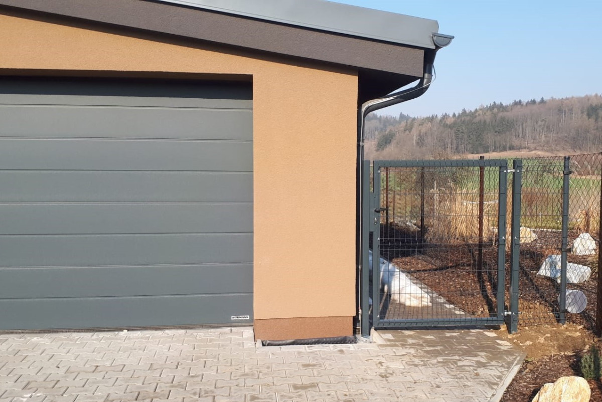 Šumperk, únor 2019, instalace atypové branky 140x150cm s výplní Pilofor Light, barva antracit