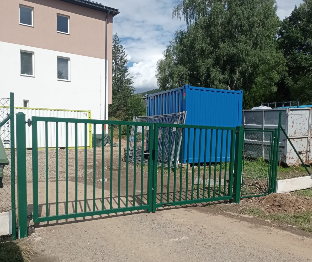 Jeseník, srpen 2023, čtyřhranné pletivo na PD, dvoukřídlá brána a branka