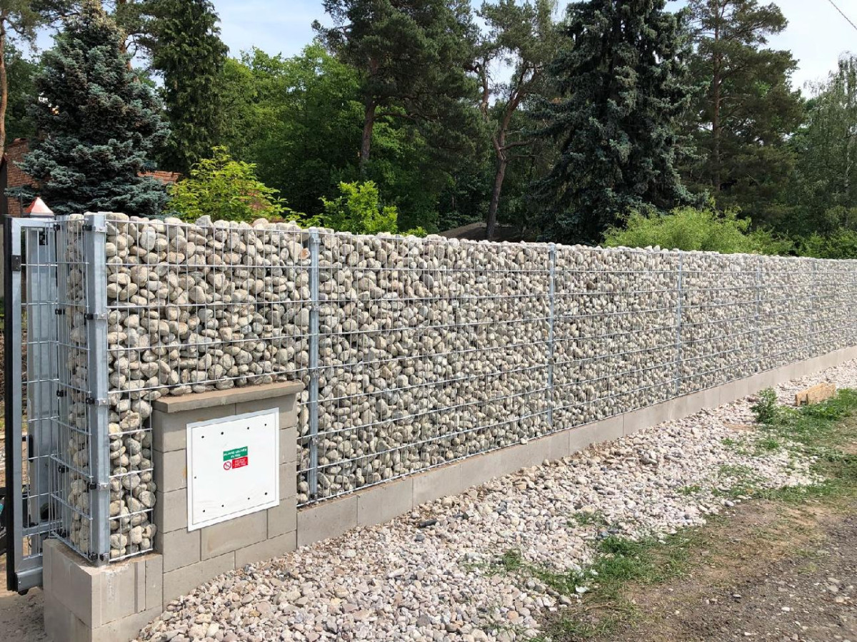 Stará Boleslav, květen 2018 gabionový plot, branka a samonosná posuvná brána od firmy Wisniowski
