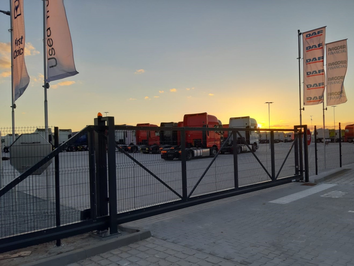DAF Centrum Řeporyje, červen 2020, svařované panely 220bm, pletivo 275bm, samonosná brána 8x1,9m