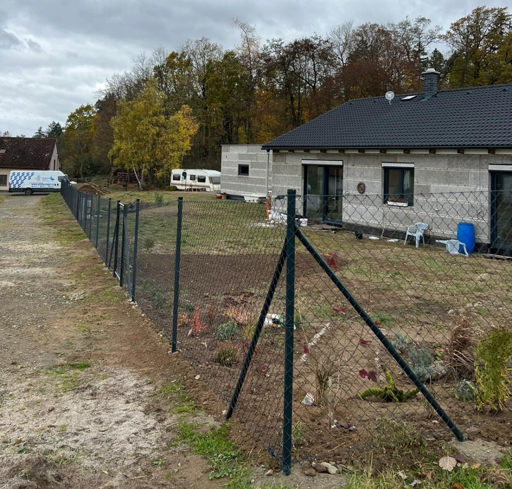 Klučenice, listopad 2023, pletivo, branka a brána Ideal v RAL 7016 antracit