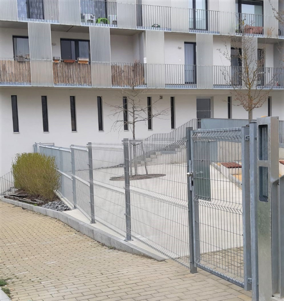 Plzeň, duben 2022, panely Pilofor Classic, branky Pilofor a sloupek na zvonkové tablo 