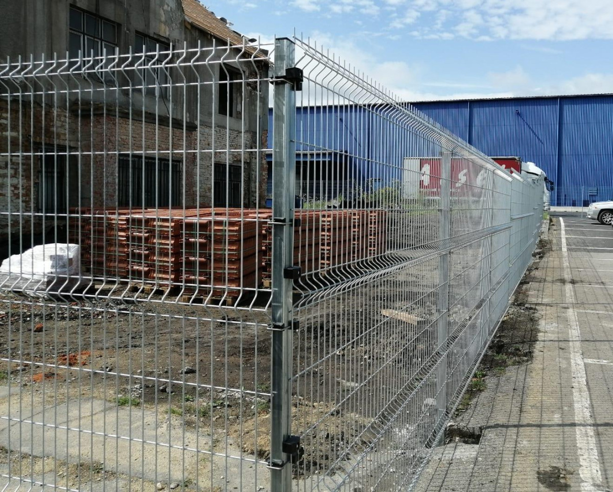 Kladno, srpen 2021, svařovaný panel Pilofor Classic 2500x2030mm, brána a branka Pilofor