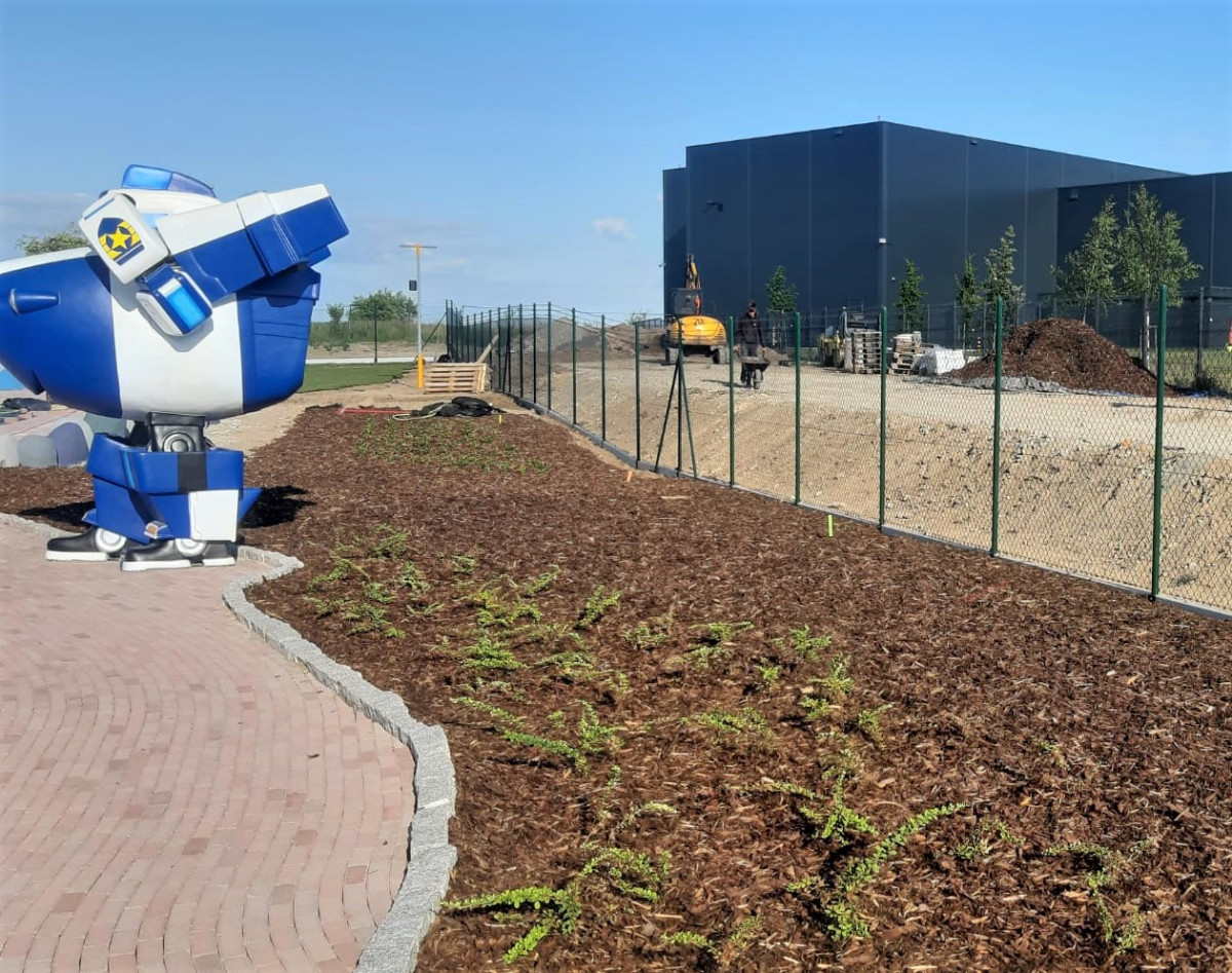 MAJALAND Tuchoměřice, červenec 2023, 275bm pletivo IDEAL výšky 1800mm na PD PILHRAB 2450/200/50mm