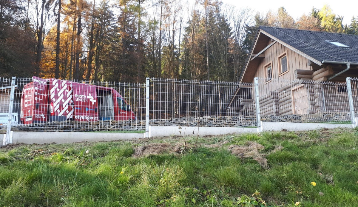 Maletín, listopad 2018, svařované panely Pilofor Light na podhrabových deskách.