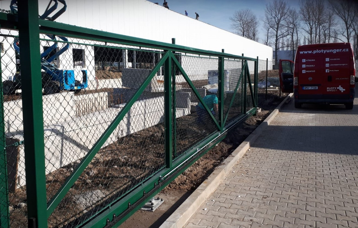 Hradec Králové, únor 2019, oplocení areálu DPD čtyřhranným pletivem 180cm