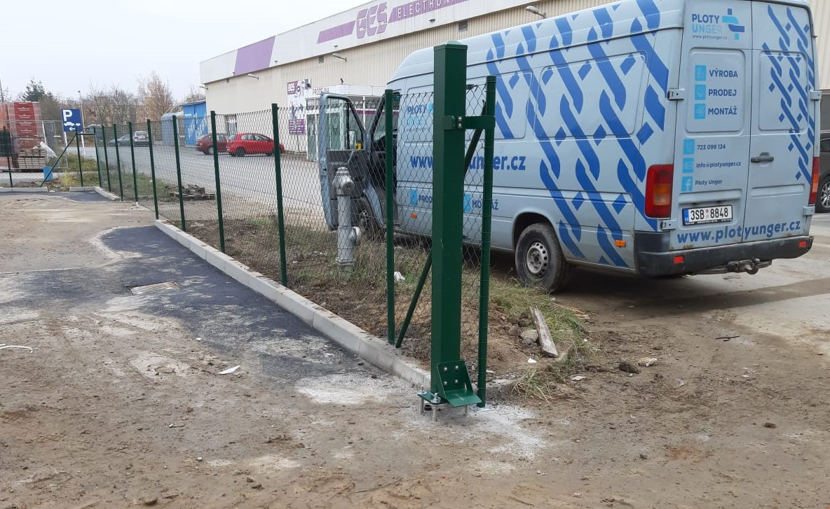 Plzeň - parkoviště bytového domu, listopad 2019, panely, pletivo, posuvná brána 5000x1500mm