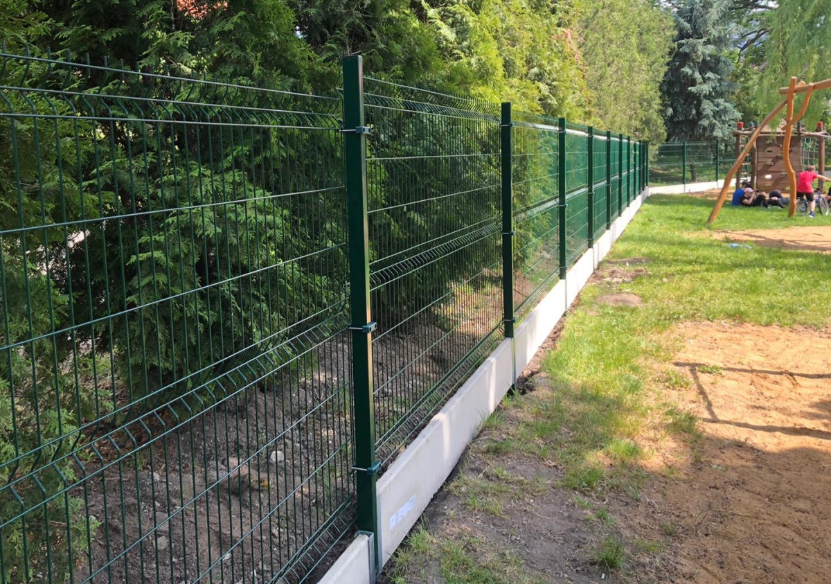 Obec Stehelčeves, červen 2020, 170bm svařovaný panel Classic 2500x1530mm na PD, 2x branka a brána