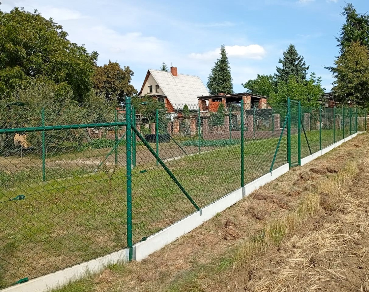 Velká Dobrá, srpen 2025, čtyřhranné pletivo na podhrabových deskách