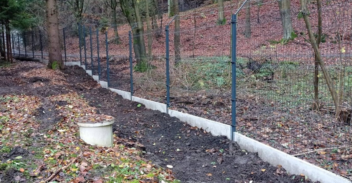 TNS Hoštejn, prosinec 2020, svař. panel Light 2500x2030 antracit na PD s ostnatým drátem, 510bm
