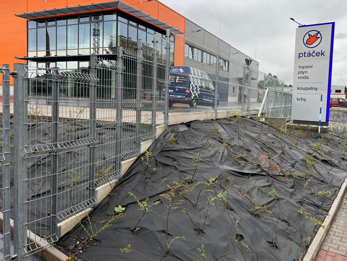 Náchod, srpen 2023, posuvná brána 7x1,65m, branka brány Modest, svařované panely na PD