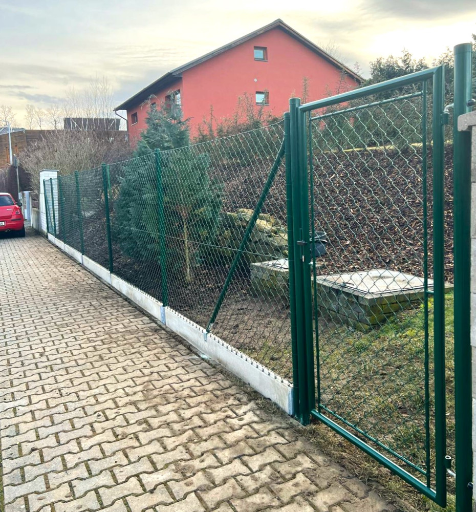 Družec, leden 2024, čtyřhranné pletivo IDEAL na PD, branka IDEAL