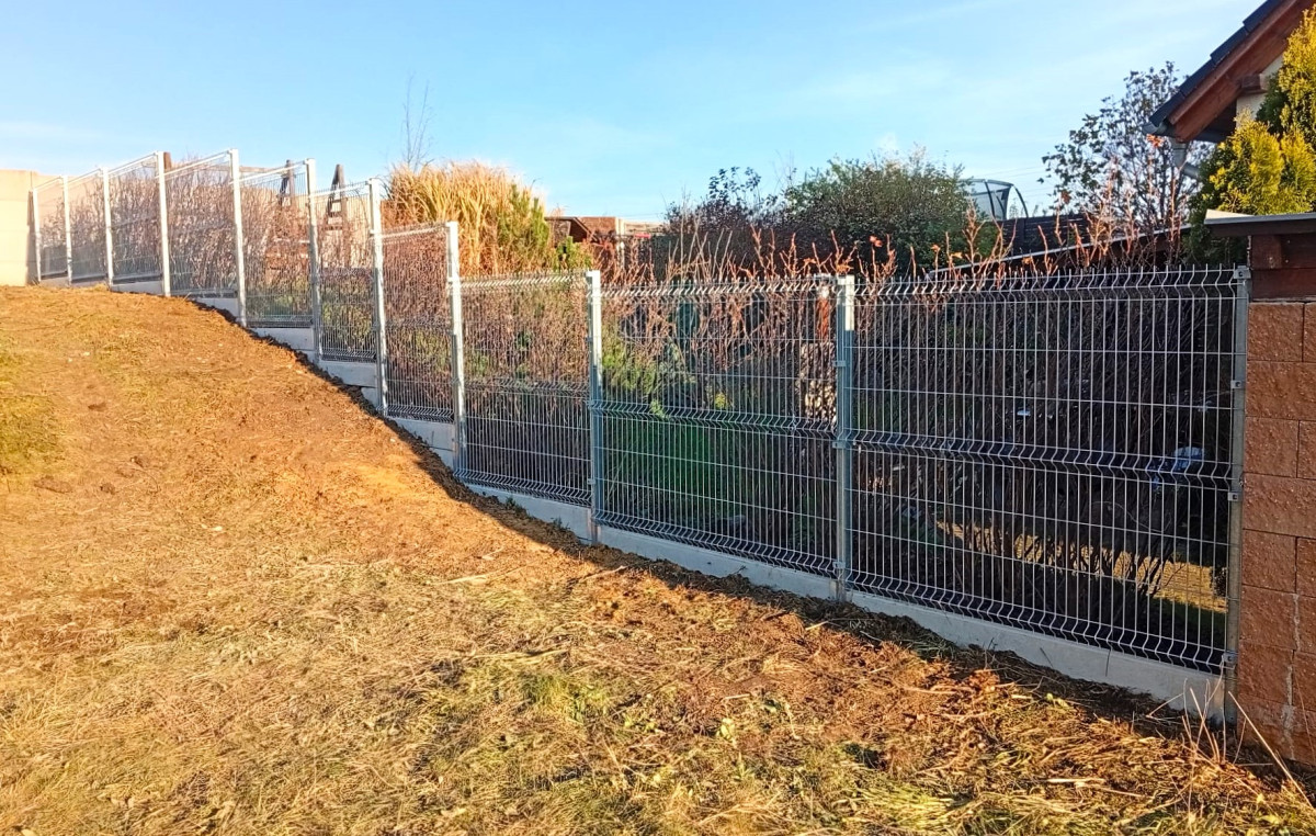 Doksy, listopad 2025, svařovaný panel Classic na PD s instalací ve stráni