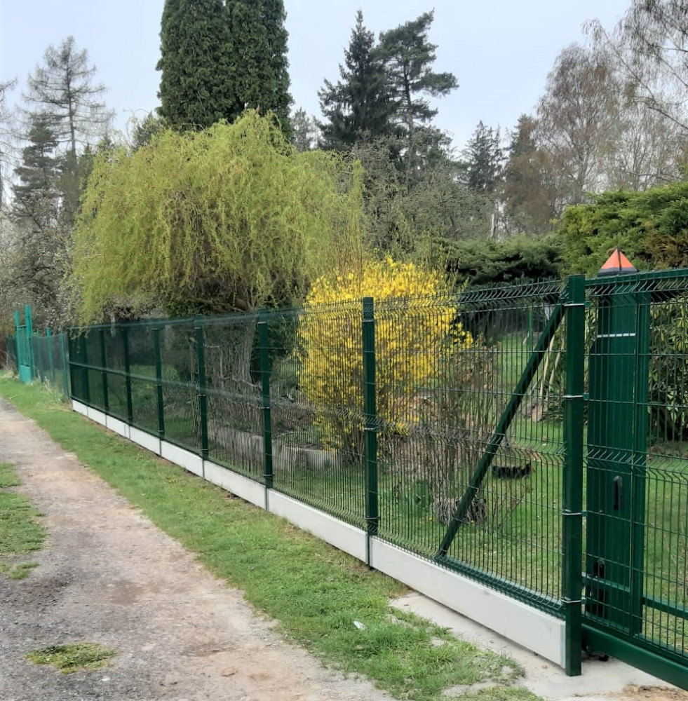 Psáry, duben 2022, panel Pilofor Classic na PD, samonosná posuvná brána s pohonem 4000x1650mm