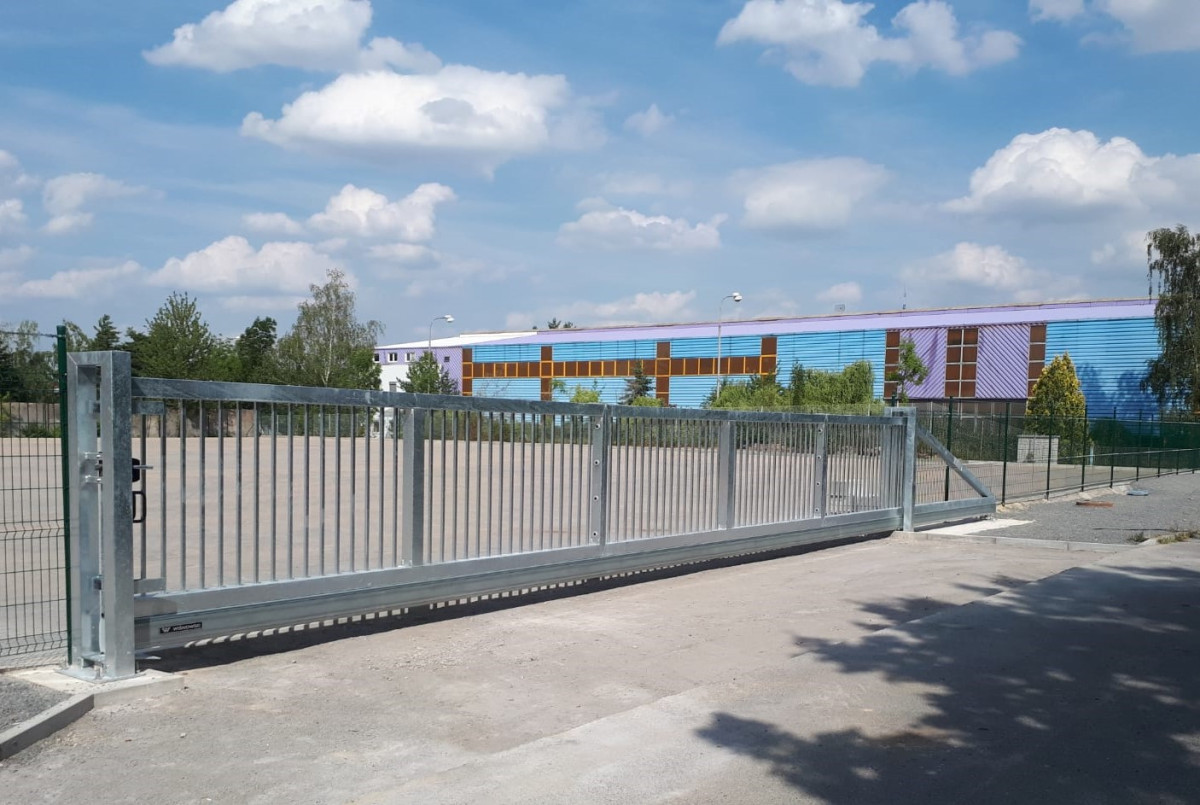 Černá za Bory, červenec 2019, posuvná brána 12m, 560bm panely a pletivo.
