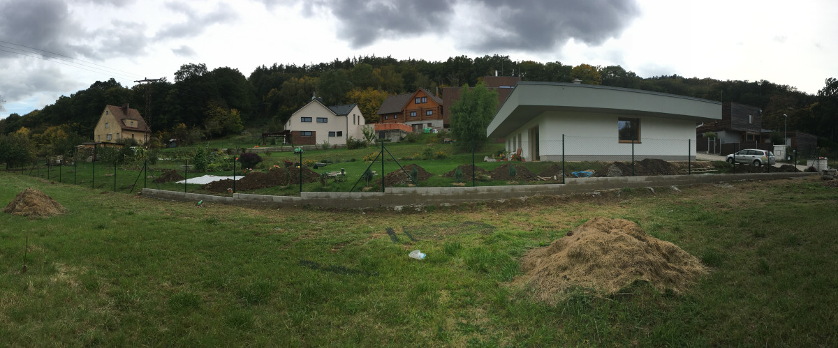 Libčice nad Vltavou, září 2017, montáž čtyřhranného pletiva na podezdívku z tvárnic