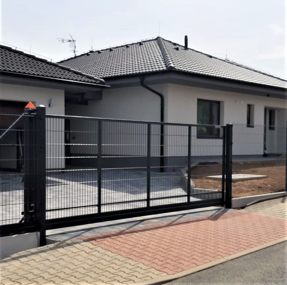 Pletený Újezd, červen, 2022, posuvná brána s pohonem 4,2x1,7m, antracit, 2D panely na PD