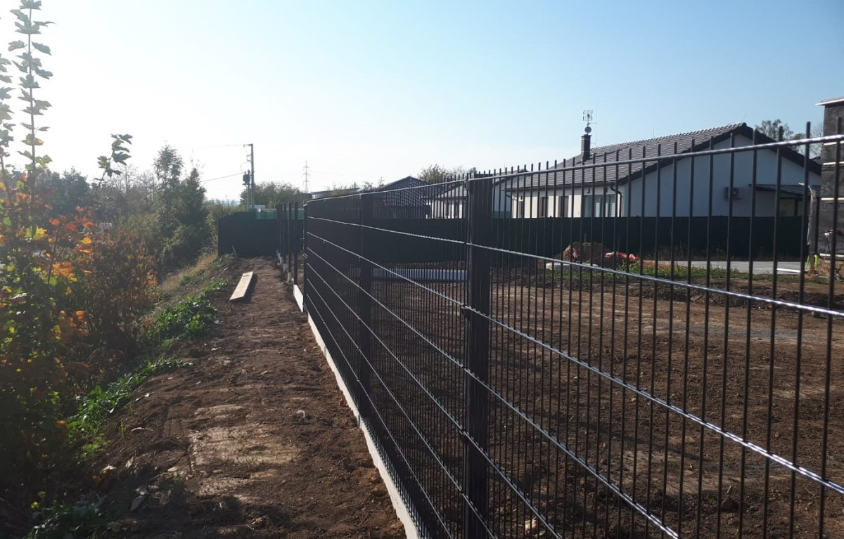 Lipník nad Bečvou, říjen 2018, svařované panely Pilofor Super antracit na podhrabových deskách.