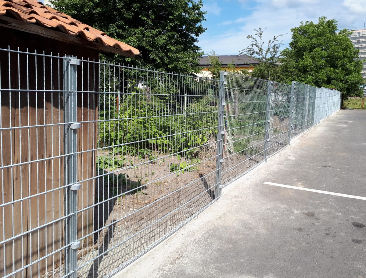 Zábřeh, srpen 2019, demontáž a instalace oploceí ze svařovaných panelů 2500x1630 Zn na PD, 40bm