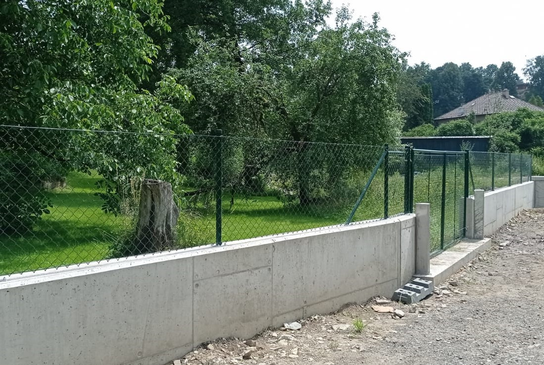 Třebovka, srpen 2021, čtyřhranné pletivo na botonové podezdívce, brány a branky IDEAL