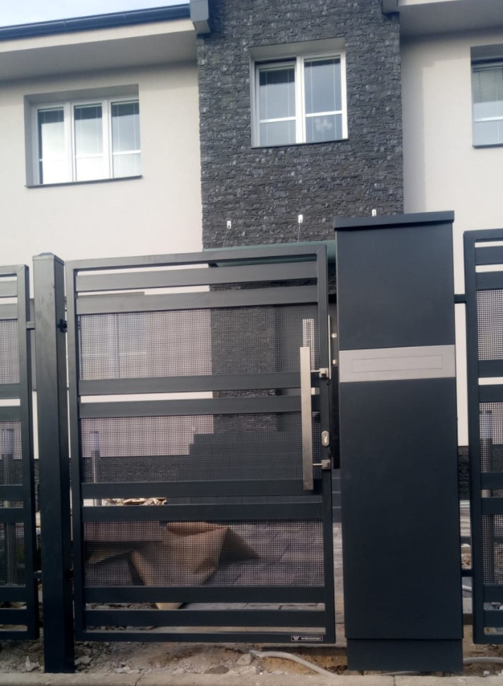 Újez nad Lesy, říjen 2019, plotová pole, sloupek Multibox, branka - Modern AW.10.109, RAL 7016