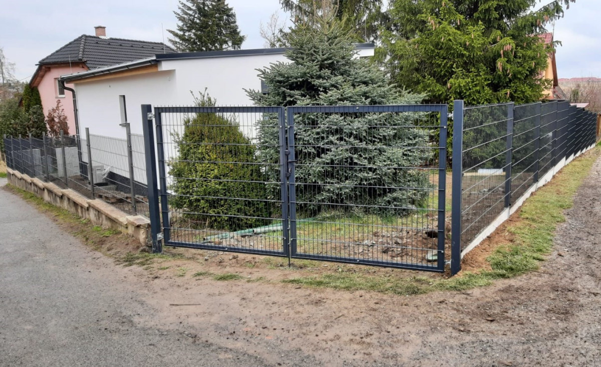 Horoměřice, duben 2021, svařované panely Pilofor Super 2500x1430mm RAL 7016, brána 3600x1600mm