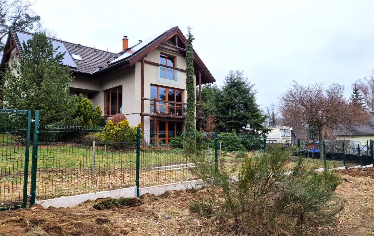 Kamenice, březen 2024, panely Pilofor Light na PD, branka Pilofor, demontáže původního plotu
