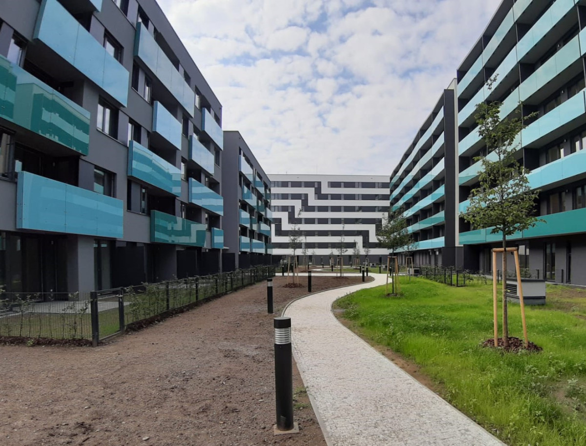 Bytový komplex Praha Argentinská, červenec 2020, cca 800bm panel Super, 30ks branek Pilofor Super
