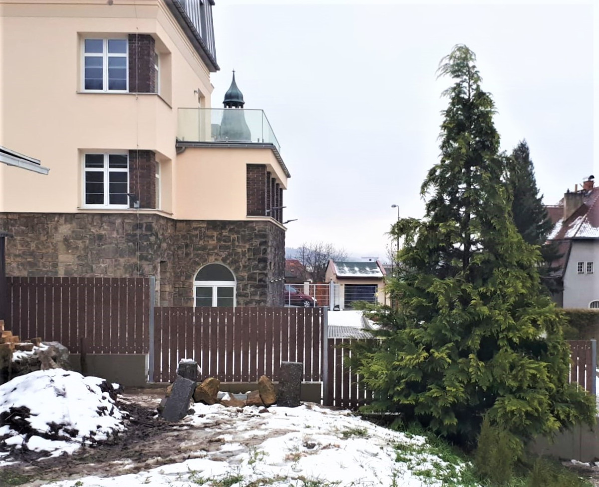 Děčín, leden 2022, WPC plotovky Pilwood hnědá 1000x90x15 mm