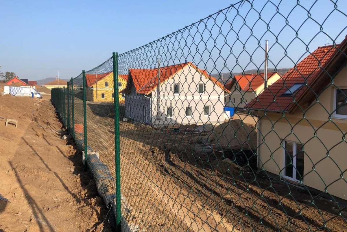 Králův Dvůr, duben 2021, oplocení komplexu rodinných domů pletivem IDEAL