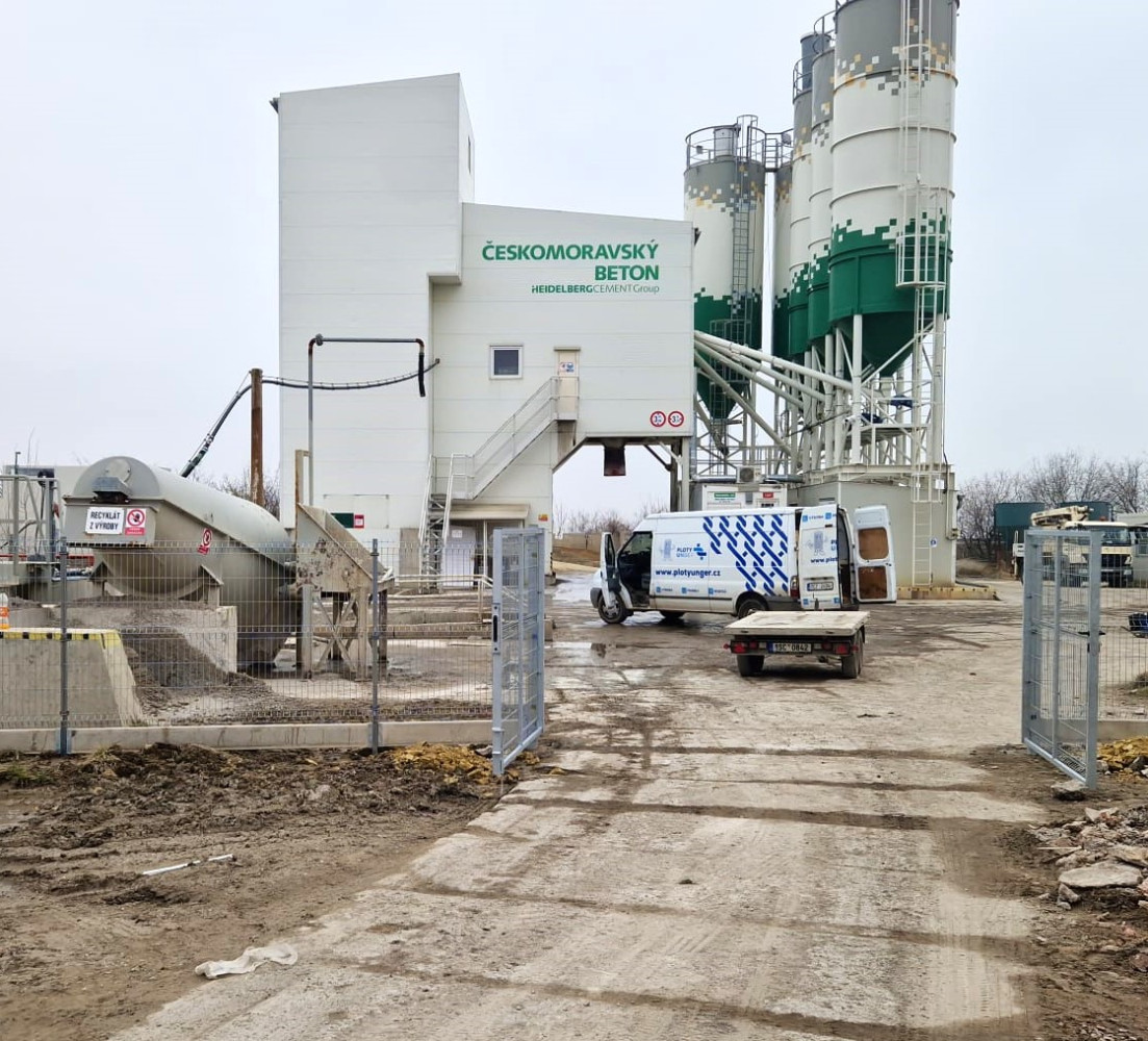 Slaný (ČM Beton), březen 2024, svařované panely Light na PD a brána PILOFOR, vše v ZN 