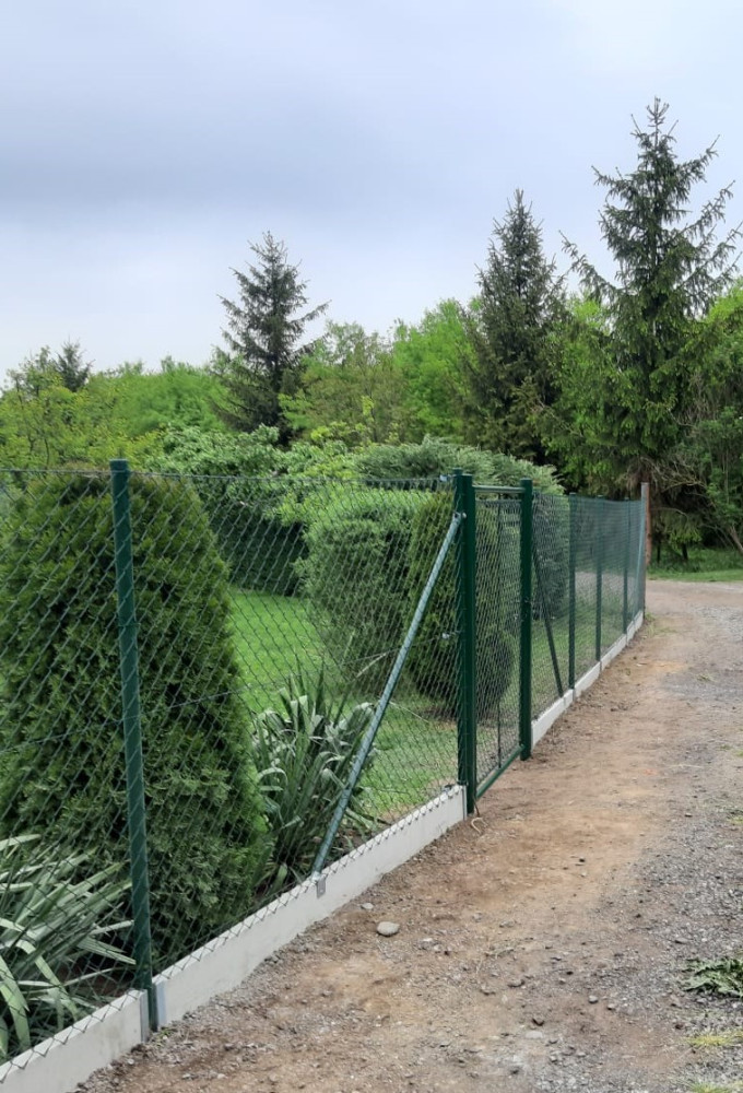 Studeněves, květen 2020, pletivo Ideal zn+PVC 160cm na PD, brána Ideal 3037x1750mm