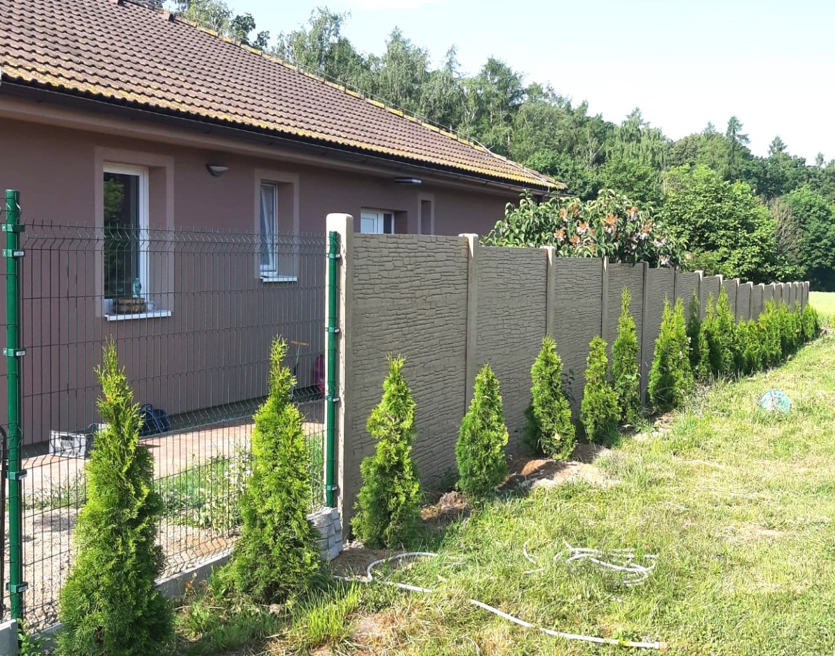 Valdek, červen 2023, svařovaný panel Light na PD, branka Pilofor, betonové oplocení (pískovec)