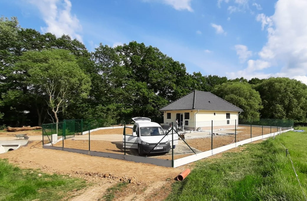 ČOV Křížový Újezdec, červen 2020, pletivo Kompakt 150cm na PD, brána IDEAL 4037x1750mm, RAL 6005