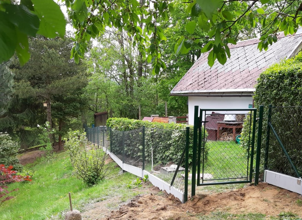 Česká Kamenice, květen 2019, 90m pletiva Ideal Kompakt 100cm na podhrabových deskách, 2x branka.