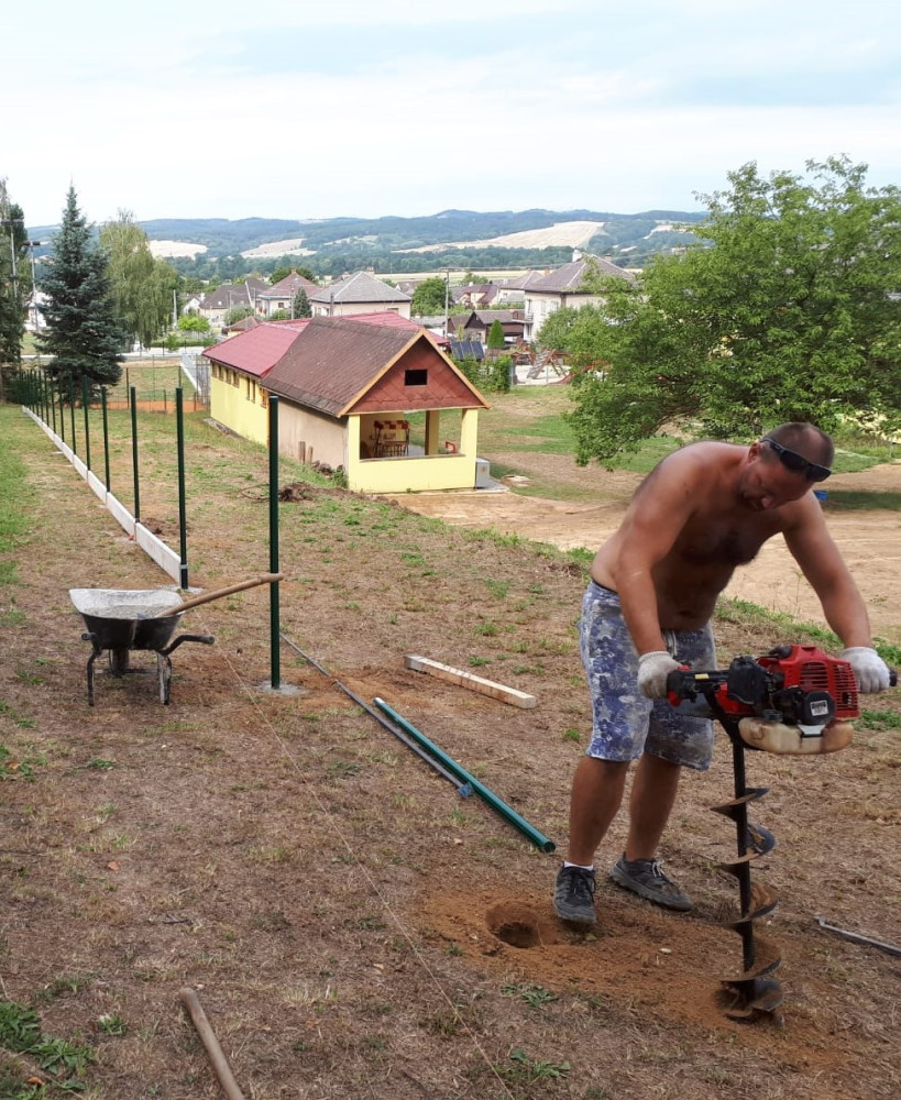 Obec Hrabová, srpen 2018, oplocení školky svařovanou sítí MIDDLE na podhrabovách deskách.