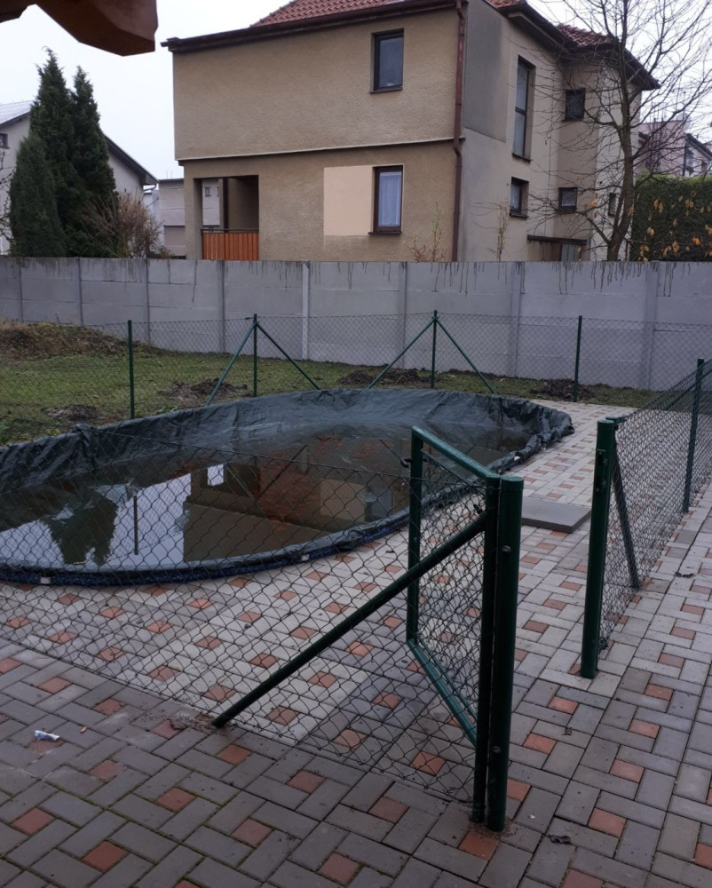 Sadská, listopad 2017, oplocení bazénu čtyřhranným pletivem 100cm, jednokřídlá branka